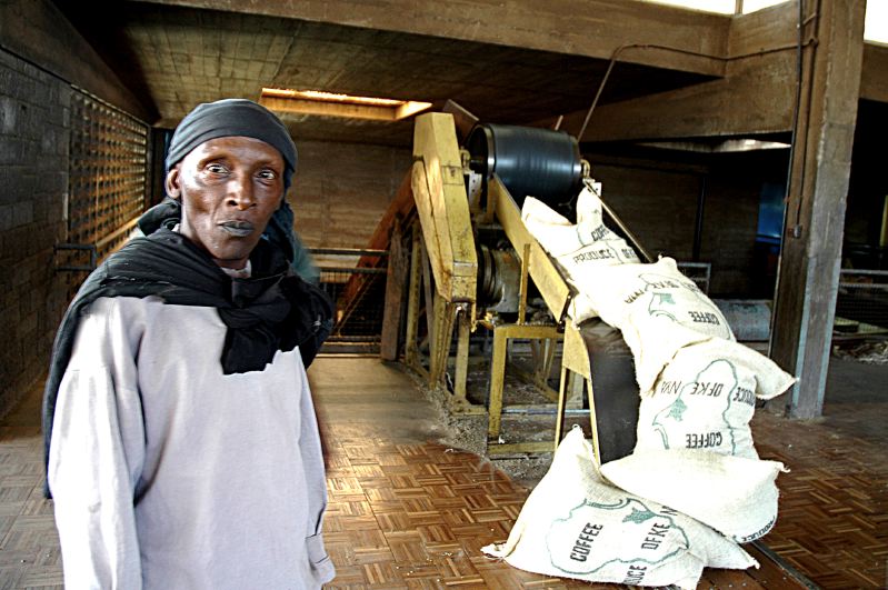 20081016095343_05-11-01-kenya-cafe_41